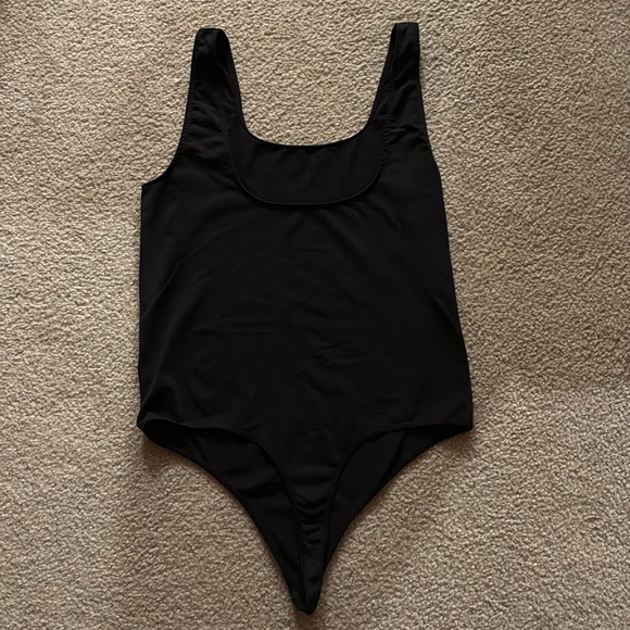 SKIMS onyx soft smoothing seamless thong bodysuit - Picture 4 of 5